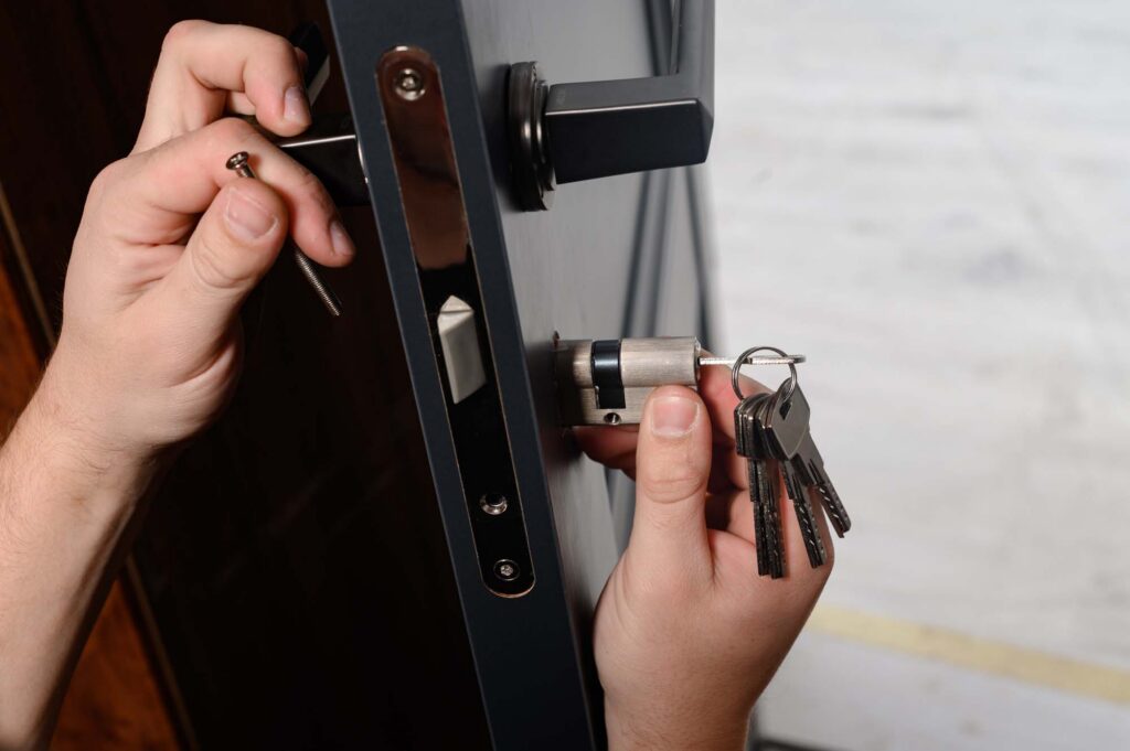 Installeren nieuw slot op buitendeur met sleutels erop veiligheidsslot