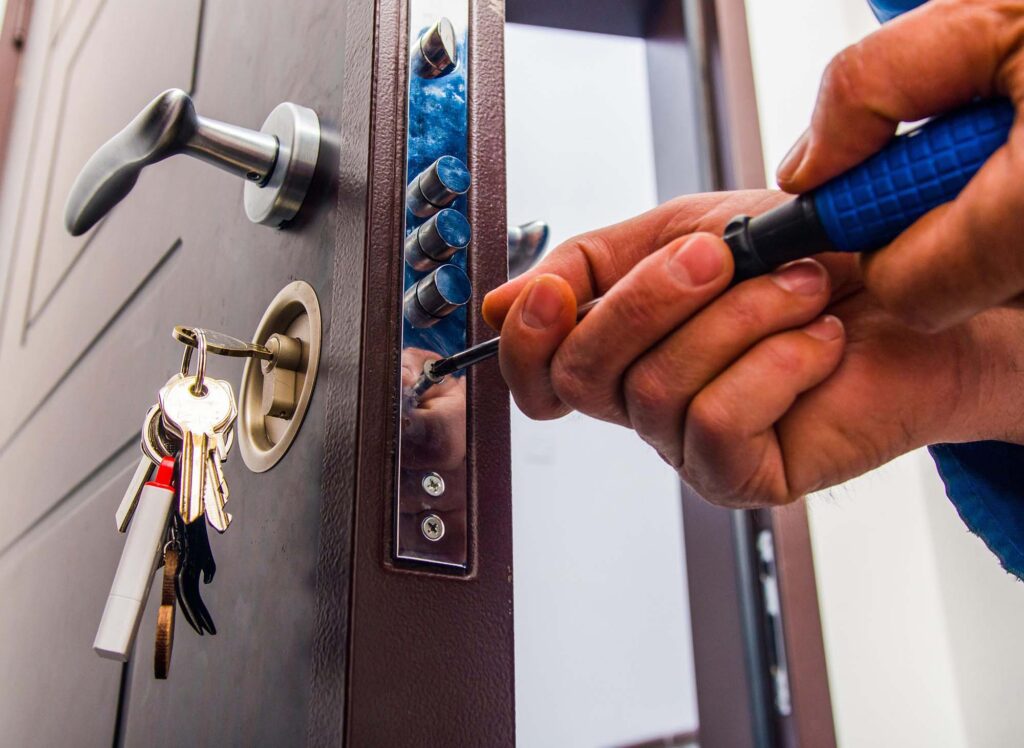 Slotenmaker installeert anti inbraak veiligheidsbeslag op voordeur Slotenmaker VNC