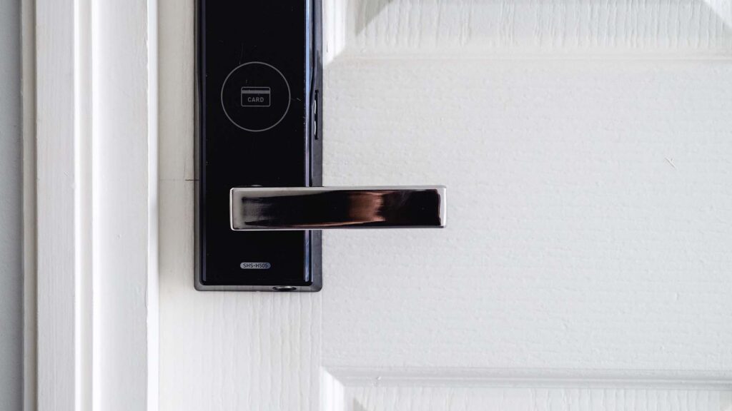 Smart lock geïnstalleerd op moderne voordeur Slotenmaker VNC